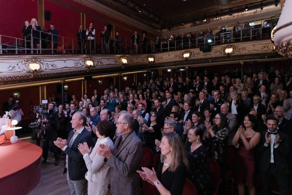 Publiken applåderar under VIsa vägen-galan